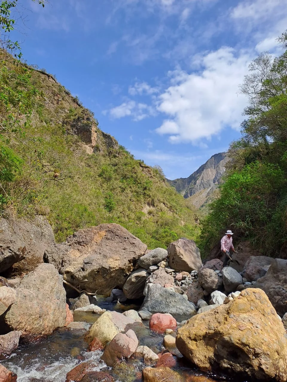 Cañón rocoso y quebrada en el entorno natural de Angasmayo