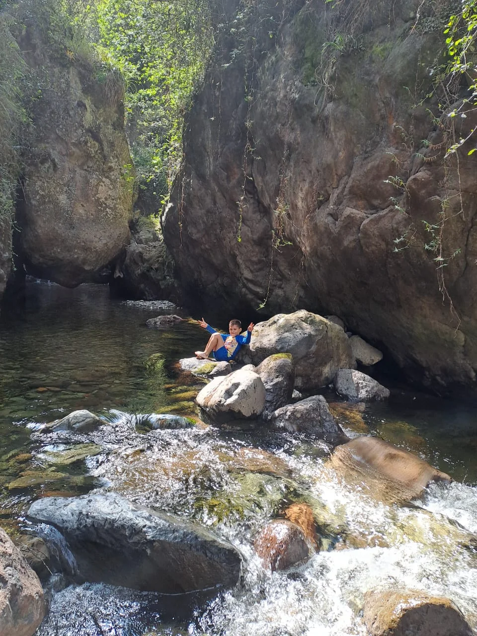 Quebrada entre formaciones rocosas durante una experiencia de naturaleza en Angasmayo