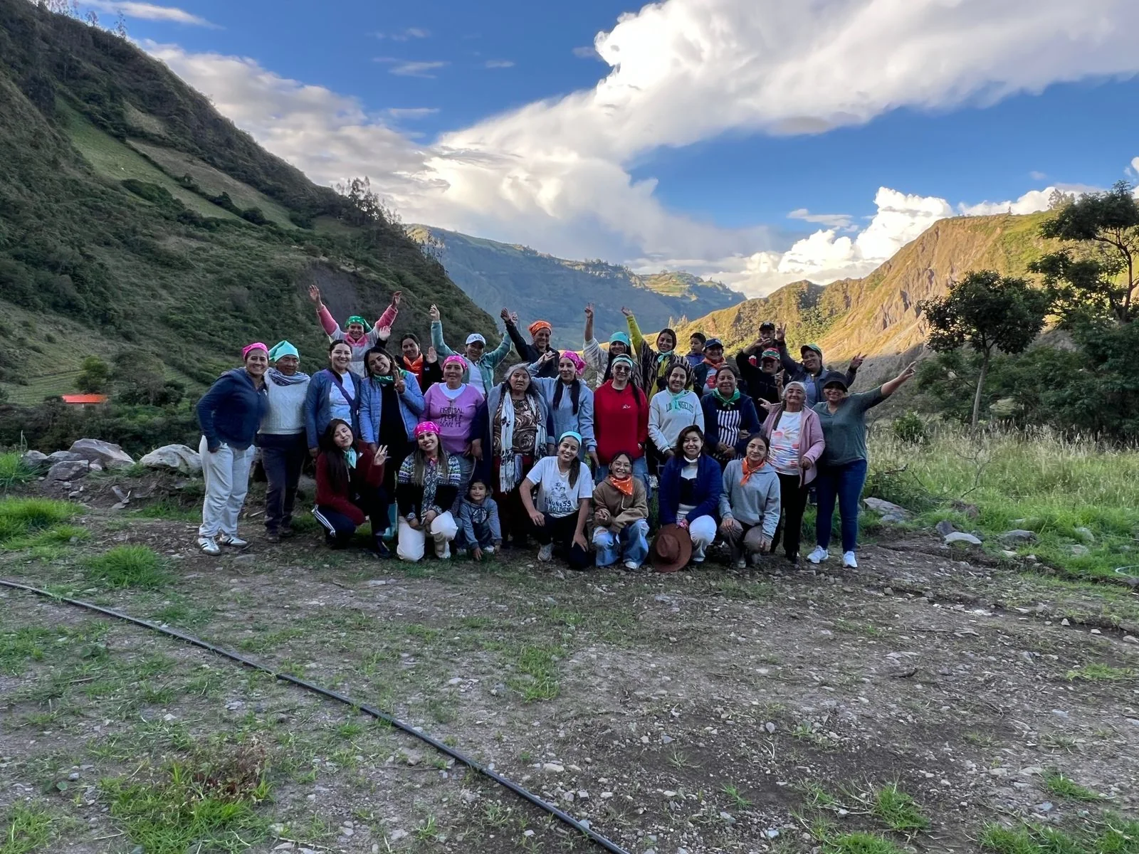 Visitantes disfrutando un paisaje de montaña en la Finca Ecoturística Angasmayo, Puerres, Nariño