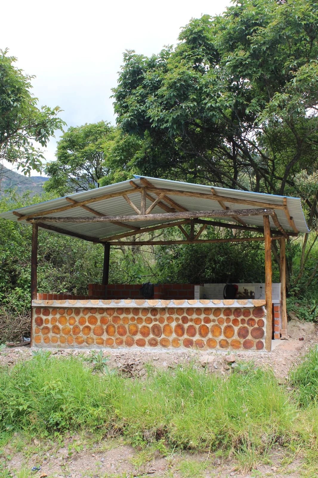 Kiosco y zona de descanso rodeada de vegetación en la Finca Ecoturística Angasmayo