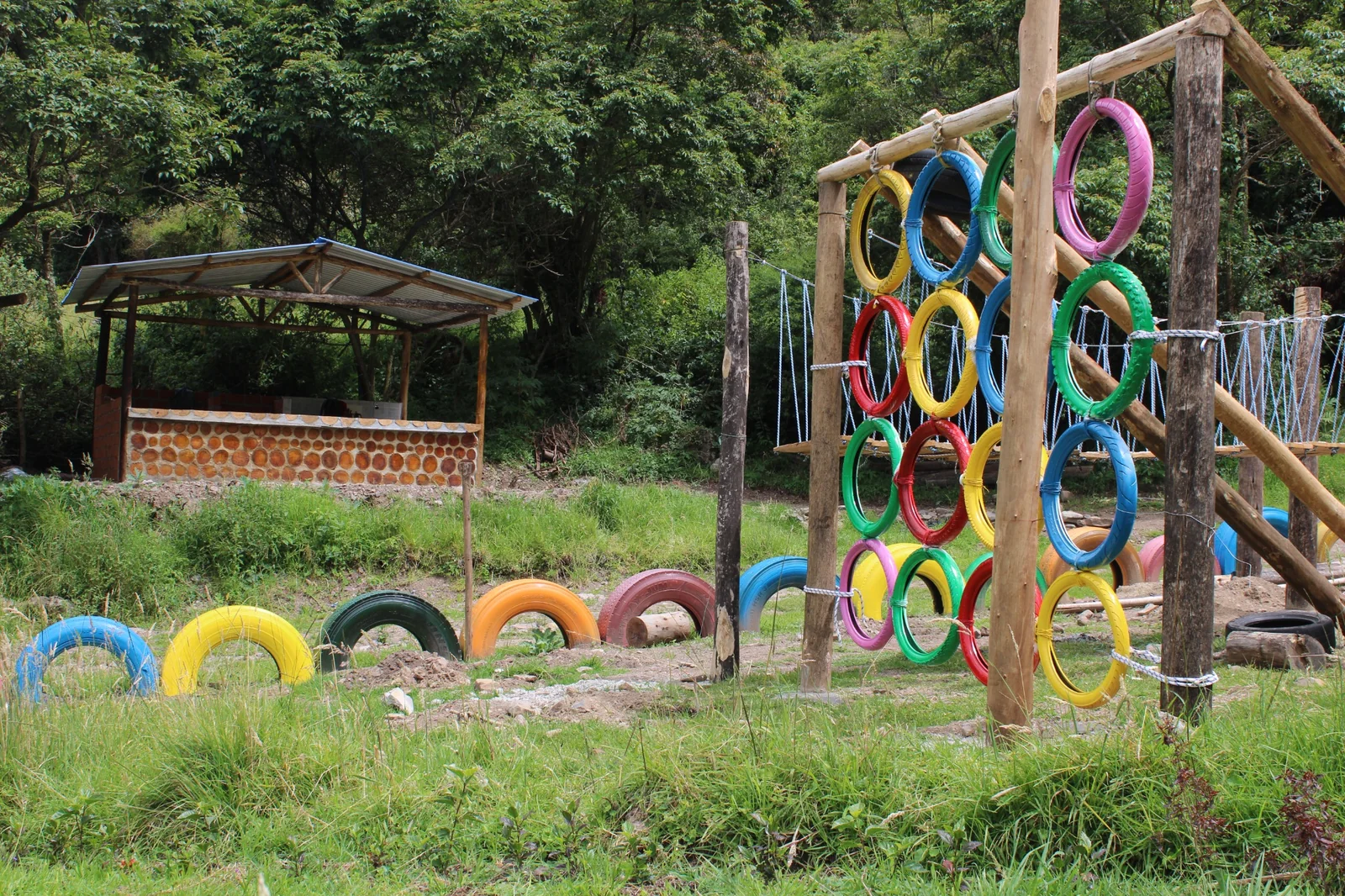 Zona recreativa al aire libre con juegos en la Finca Ecoturística Angasmayo